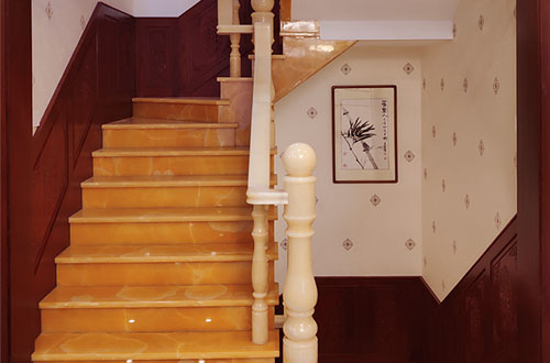 惠民中式别墅室内汉白玉石楼梯的定制安装装饰效果